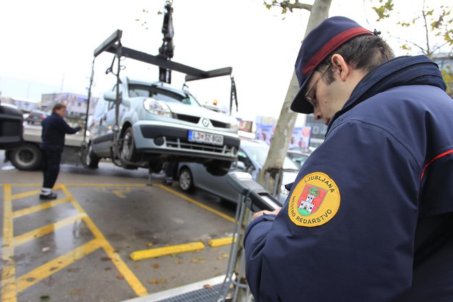 Danes bodo posebno pozornost namenjali nepravilnem parkiranju na mestih za invalide. Foto Leon Vidic