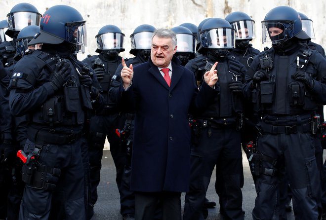 Notranji minister Severnega Porenja - Vestfalije Herbert Reul se zavzema za objavljanje narodne pripadnosti storilcev in osumljencev kaznivih dejanj. FOTO: Wolfgang Rattai/Reuters