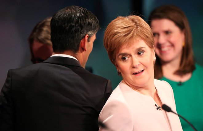 Predsednica škotske vlade Nicola Sturgeon se pridružuje pozivu k politiki, usmerjeni k dobrobiti ljudi. FOTO: Hannah McKay/ Reuters