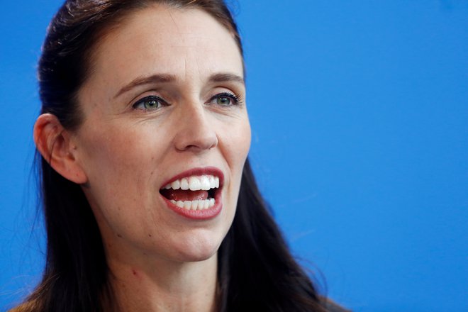 Tudi novozelandska premierka Jacinda Ardern je za gospodarsko politiko s človeškim obrazom.  FOTO: Hannibal Hanschke/Reuters