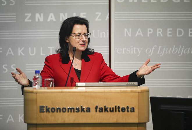Profesorica evropskega prava dr. Verica Trstenjak je poudarila pomen pravne države za napredek gospodarstva. FOTO Jože Suhadolnik/Delo
