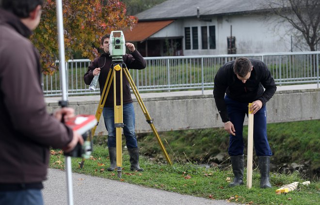 Marsikatero zemljišče bo treba izmeriti na novo, da bodo katastri ustrezali stanju v naravi. FOTO: Blaž Samec/Delo