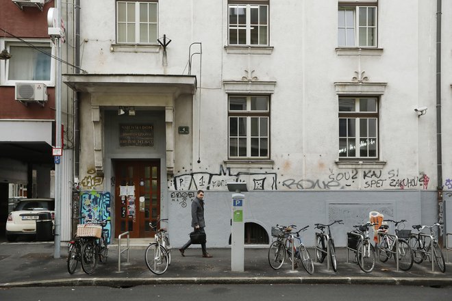 Stavbo na Kersnikovi 4 je kupilo podjetje z razpredeno mrežo gostinskih lokalov v Ljubljani. Kakšni so njihovi načrti s stavbo, ne razkrivajo. Foto Leon Vidic