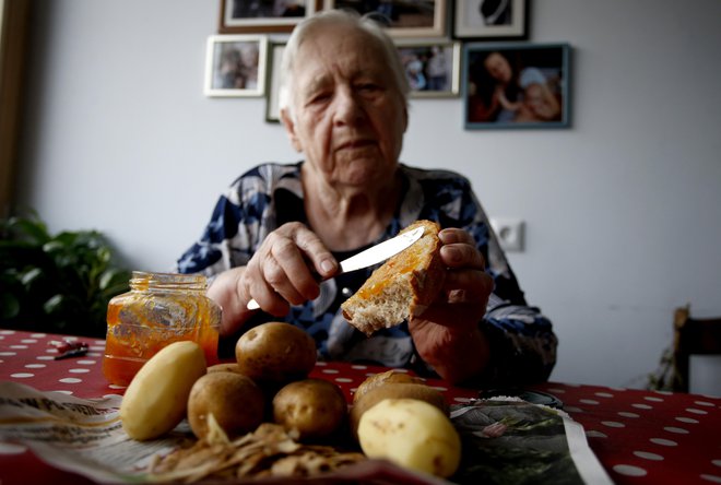 Starejši, ki danes živijo dlje, imajo številna kronična obolenja in se zdravijo z različnimi zdravili, kar lahko negativno vpliva na njihovo prehranjevanje. Fotografiji Roman Šipić