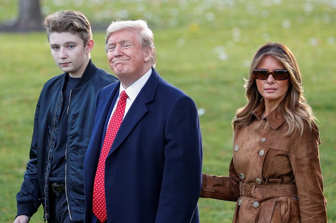 Barron Trump s svojima staršema. FOTO: Tom Brenner/Reuters