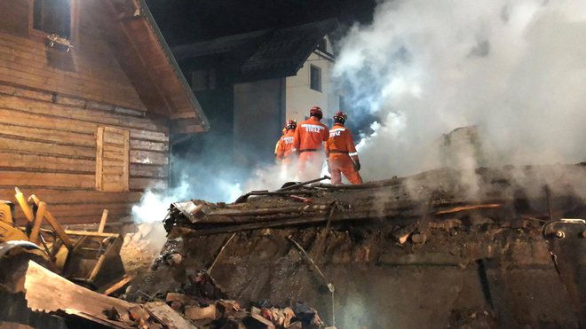 Eksplozija je trinadstropno dvostanovanjsko hišo zravnala z zemljo. FOTO: Radio Bielsko via Reuters