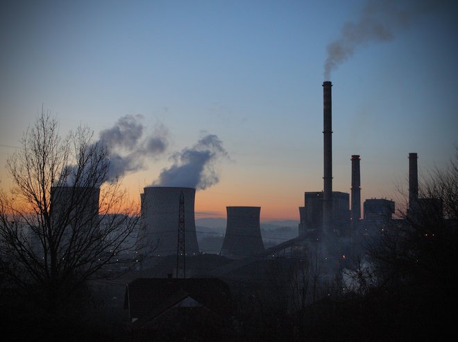 Življenje v bližini termoelektrarne Tuzla je zlasti v zimskem obdobju že zdaj zelo nevarno, ljudje za rakom na tem območju umirajo petkrat pogosteje kot v drugih primerljivih krajih v Bosni in Hercegovini. FOTO: Joze Suhadolnik / Delo