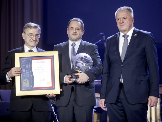 Podjetnik leta 2019 je postal Peter Podlunšek iz Medicopa - na fotografiji med predsednikom OZS Brankom Mehom in ministrom Zdravkom Počivalškom. FOTO: Roman Šipić/Delo