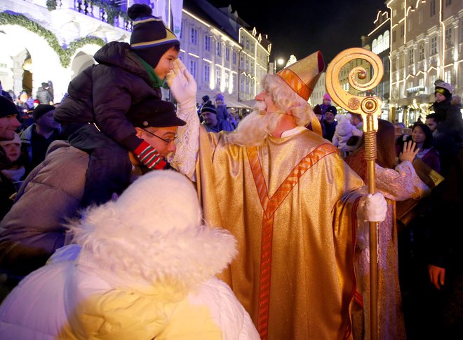 Sv.&nbsp;Miklavž&nbsp;ali sv. Nikolaj, ki je bil škof v Mali Aziji in je umrl v prvi polovici 4. stoletja, je vse od 11. stoletja postajal zelo priljubljen svetnik tako na območjih, kjer se je razširilo vzhodno krščanstvo, kot na območjih z zahodnim krščanstvom. FOTO: Roman Šipić