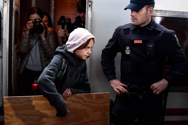 Greta Thunberg je danes dopoldne z vlakom prispela iz Lizbone v Madrid. FOTO: Oscar Del Pozo/AFP