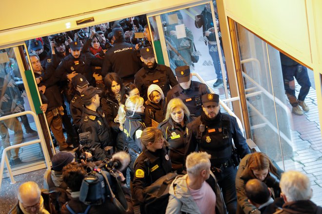 Na železniški postaji so mlado aktivistko pričakali številni somišljeniki in novinarji. FOTO: Juan Medina/Reuters