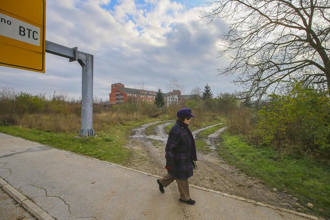 K objektu Vrtnica v URI Soča bo zrasel prizidek, ostalih zemljišč pa ne potrebujejo. FOTO: Jože Suhadolnik/Delo