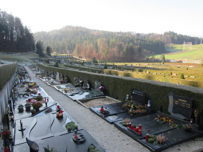 Čeprav prostora za pokope zmanjkuje, so morali načrtovano širitev pokopališča preložiti. FOTO: Špela Kuralt/Delo