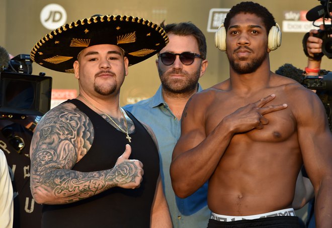 Britanski boksarski zvezdnik Anthony Joshua (desno) je trdno odločen drevi v Rijadu poravnati račune z Američanom mehiškega rodu Andyjem Ruizom. FOTO: AFP