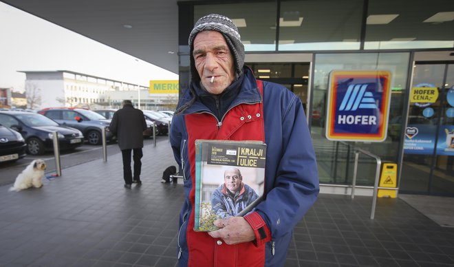 Prodajalci revije Kralji ulice pred ljubljanskimi poslovalnicami trgovske verige Hofer. FOTO: Jože Suhadolnik