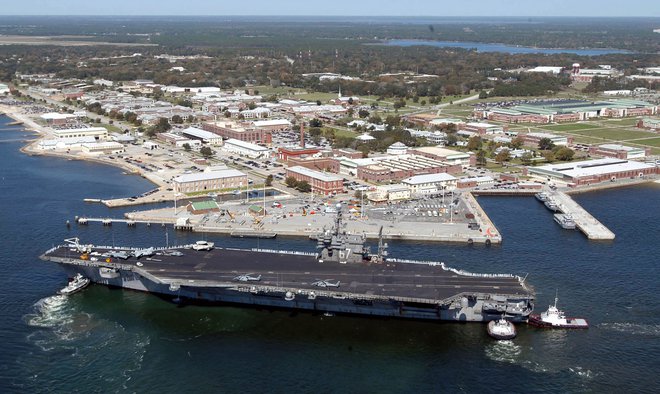 Arhivska slika vojaške ladje USS John F. Kennedy pred oporiščem Pensacola. Foto Patrick Nichols Afp