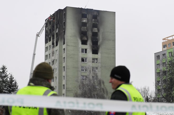 Gasilci se sicer bojijo, da bi se število smrtnih žrtev še povečalo. FOTO: Stringer Reuters