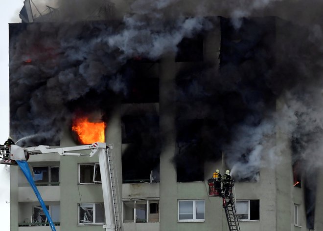 Po eksploziji je stolpnico zajel požar.&nbsp;FOTO: Stringer Reuters