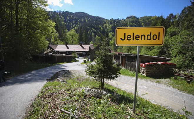 Jelendol je bil začasno povsem odrezan od sveta. FOTO: Jože Suhadolnik/Delo