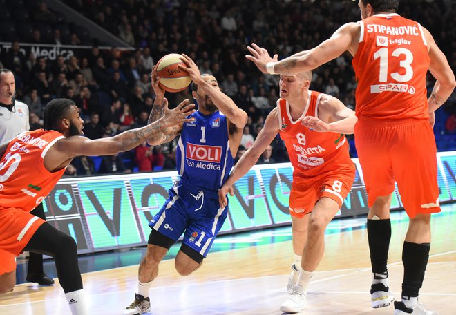 Justin Cobbs, v prejšnji sezoni član zagrebške Cedevite, je bil najučinkovitejši strelec Budućnosti in derbija. FOTO: ABA