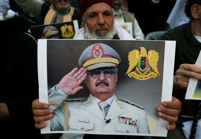 General Halifa Haftar se pogaja z vsemi vpletenimi stranmi in je, kot se reče, &raquo;prisoten na trgu&laquo;. FOTO: Reuters