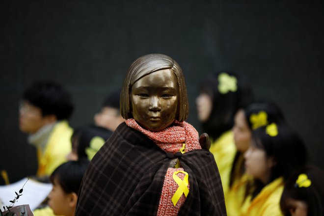 Kip južnokorejske ženske za tolažbo. FOTO: Kim Hong-ji/Reuters