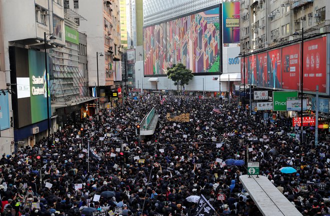 Prve demonstracije, ki potekajo po občinskih volitvah pred dvema tednoma, je odobrila policija. Foto: Reuters