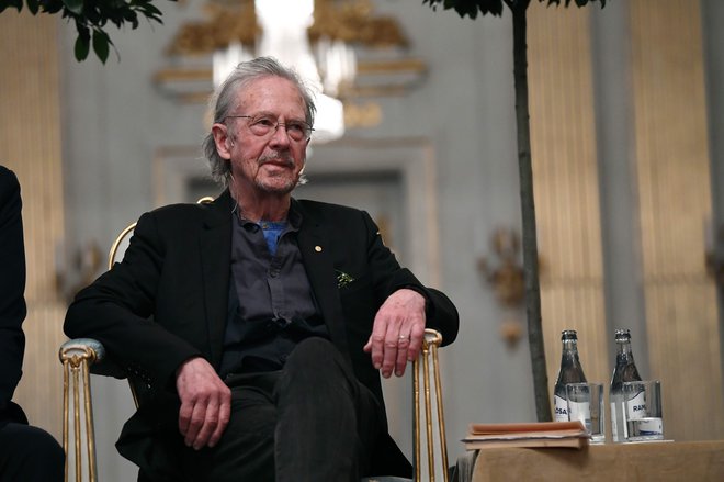 Peter Handke se poskuša v pogovorih z novinarji distancirati od političnih tem.&nbsp;FOTO: Jonathan Nackstrand/Afp