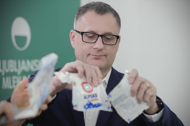 Tomaž Žnidarič, direktor Ljubljanskih mlekarn, med predstavitvijo reciklaže embalaže Tetra Pak. FOTO: Uroš Hočevar/Delo