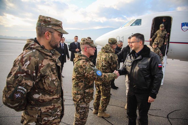 Predsednik vlade Marjan Šarec se je srečal s pripadniki slovenskega kontingenta v BiH, ki delujejo v okviru operacije EUFOR Althea in Natovega poveljstva v Sarajevu. FOTO: STA