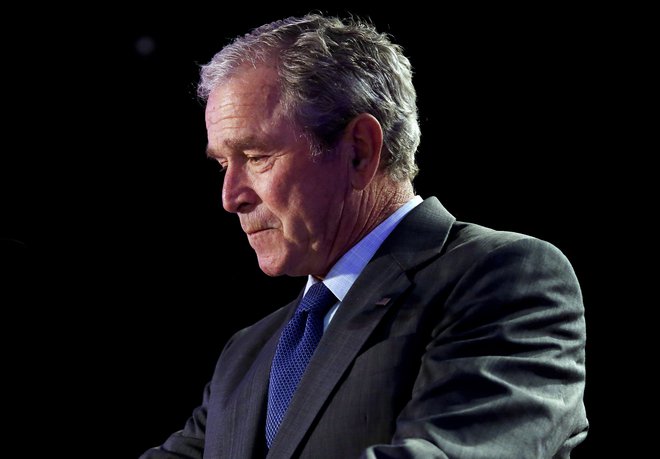 Vojno v Afganistanu je začel republikanski predsednik George W. Bush manj kot mesec dni po terorističnih napadih na New York in Washington.