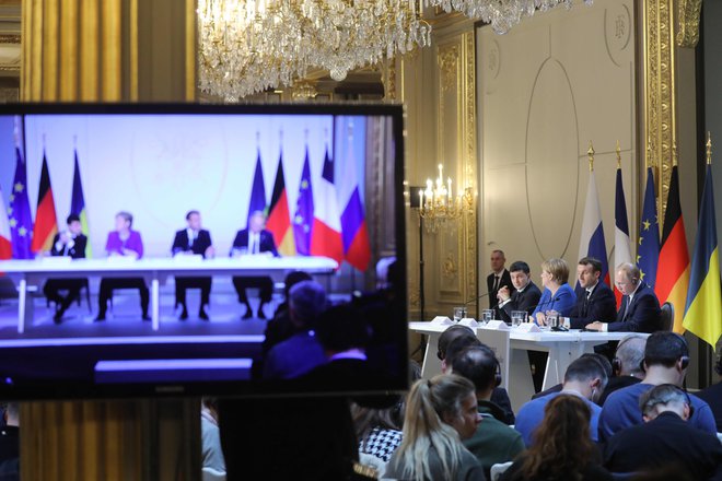 Ukrajinski predsednik Volodimir Zelenski, nemška kanclerka Angela Merkel, francoski predsednik Emmanuel Macron in ruski predsednik Vladimir Putin med novinarsko konferenco po koncu včerajšnjega vrha v Parizu. Foto: Afp