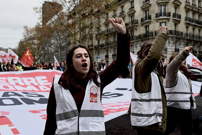 Francozi preplavljajo ulice proti pokojninski reformi. FOTO Afp