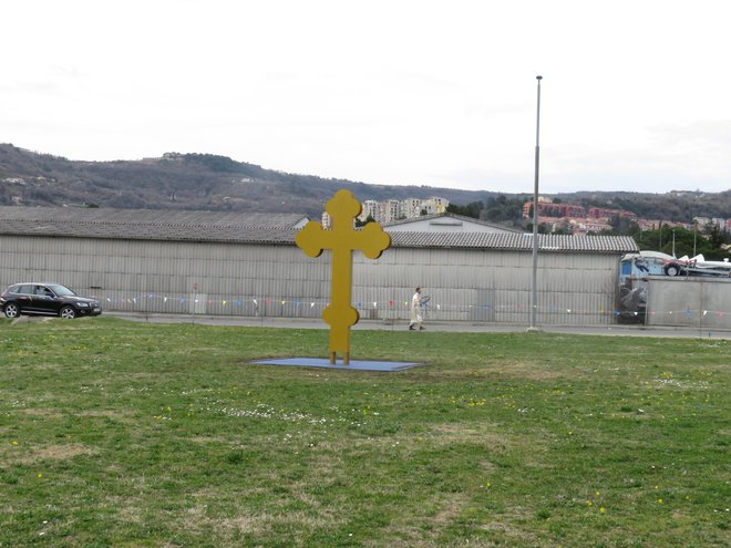 Že marca letos so se ob posvetitvi zemljišča za gradnjo pravoslavne cerkve v Kopru slišali namigi, da tu ne bo cerkve. FOTO: Nataša Čepar