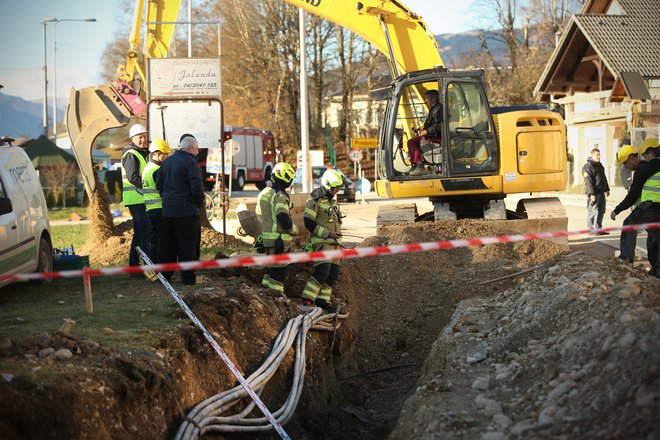 Puščanje plina v vasi Orehovlje. FOTO: Jure Eržen/Delo