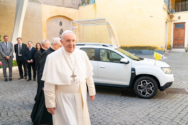 Dacia duster je najnovejši v seriji papamobilov. Foto Dacia