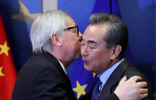 Kitajski zunanji minister Wang Yi je Bruselj, kjer ga je sprejel nekdanji predsednik evropske komisije Jean-Claude Juncker, nazadnje obiskal marca. V Sloveniji bo na obisku prvič. FOTO: Reuters