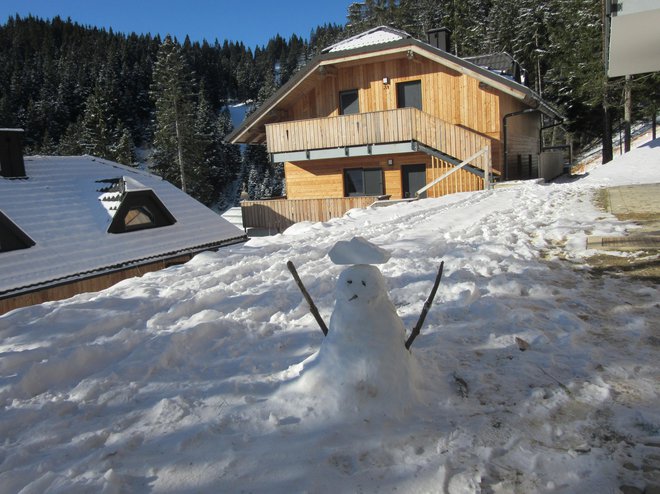 Nove apartmajske hišice so tik ob smučišču, tako da se lahko izpred hišice odpeljete naravnost na smučišče. FOTO: Špela Kuralt/Delo