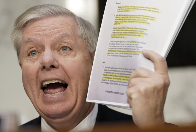 Republikanski senator&nbsp;Lindsey Graham opozarja na nedokazane trditve Steelovega dosjeja.&nbsp;FOTO: Win Mcnamee/AFP
