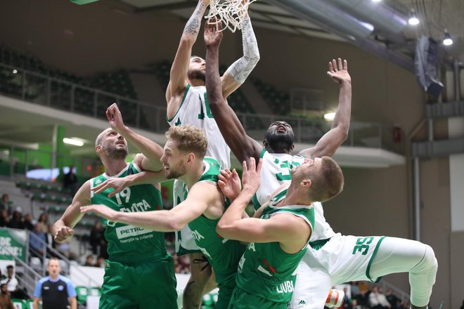 Simboličen prizor iz Pariza: gostitelji so pod vodstvom Isaie Cordiniera leteli po igrišču, Ljubljančani so se zaletavali med seboj. FOTO: Nanterre 92