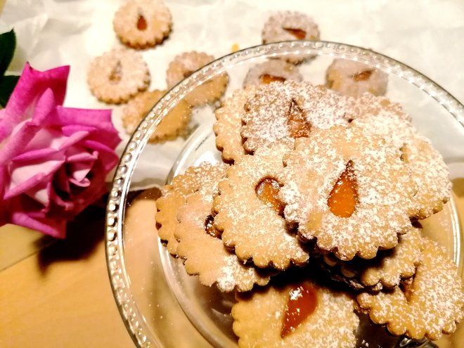 Naš recept bo tokrat prirejen v malo bolj zdravo polnovredno različico, iz dobre mandljeve in pirine moke.&nbsp;Foto: Tanja Drinovec