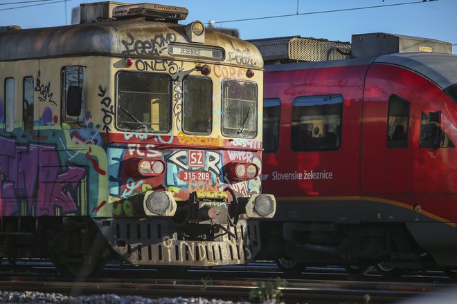 Slovenske železnice še vedno vozijo tudi z ostarelimi poljskimi gomulkami in desiroji, ki so iz Siemensa na slovenske tire prišli v devetdesetih letih prejšnjega tisočletja. FOTO: Jože Suhadolnik/Delo