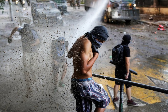 Protesti so zahtevali 26 življenj, najmanj štiri od njih je Urad ZN za človekove pravice označil za &raquo;nezakonite&laquo;. FOTO: Pablo Sanhueza/Reuters