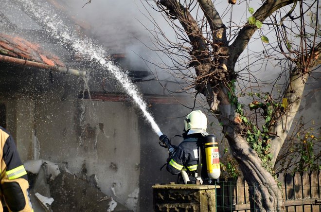 V decembru se število požarov povečuje, skoraj vsak dan zagori kakšna hiša in druga bivalna in nebivalna poslopja. Foto Oste Bakal