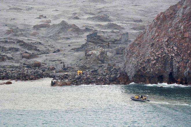 Potapljači v morju pred otokom danes v zahtevnih pogojih iščejo trupli še dveh pogrešanih, iskanje pa otežuje slaba vidljivost. FOTO: AFP