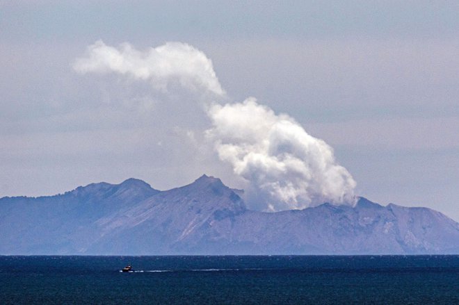 V času izbruha je bilo na Belem otoku ali v njegovi neposredni bližini najmanj 48 ljudi. FOTO: Marty Melville/AFP