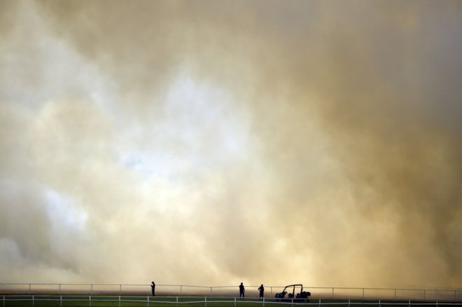 V Avstraliji se še vedno borijo s požari. Včeraj je zagorelo ob stadionu za kriket v Perthu. FOTO: Peter Parks/AFP