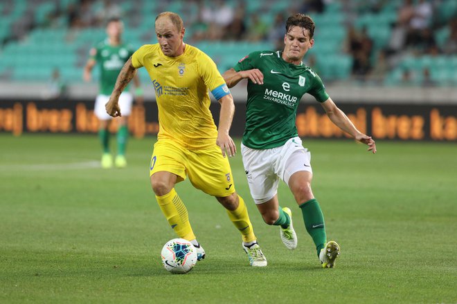 Vitja Valenčič (desno) napreduje iz tekme v tekmo. FOTO: Voranc Vogel/Delo