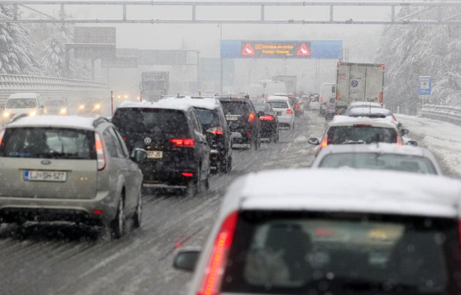 Prvi sneg prinese vse kaj drugega kot radost desettisočem voznikom na cestah. FOTO: Mavric Pivk