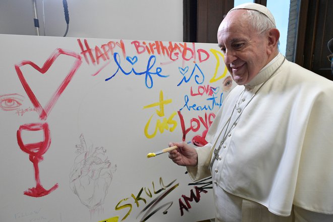 Papež tudi ob rojstnih dnevih ne pozabi na dobrodelnost. FOTO: Reuters